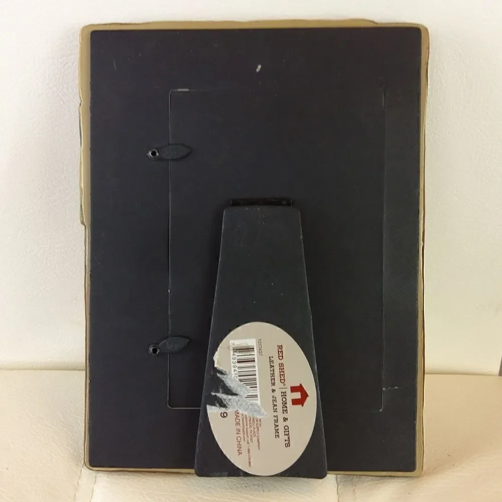 Red Shed 4 x 6 in. Ceramic leather & Jean frame with horses and metal studs